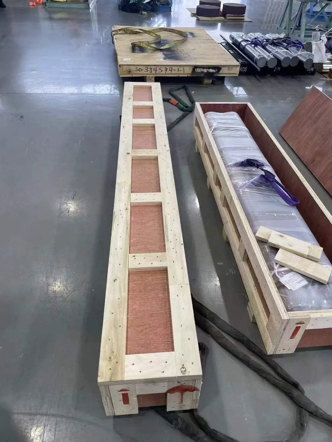 Long metal products protected inside wooden export cases