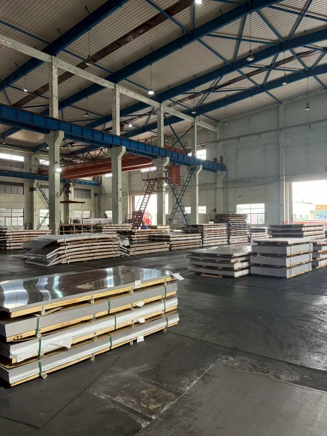 Representative plate storage and handling photograph; material grade is not established by this image